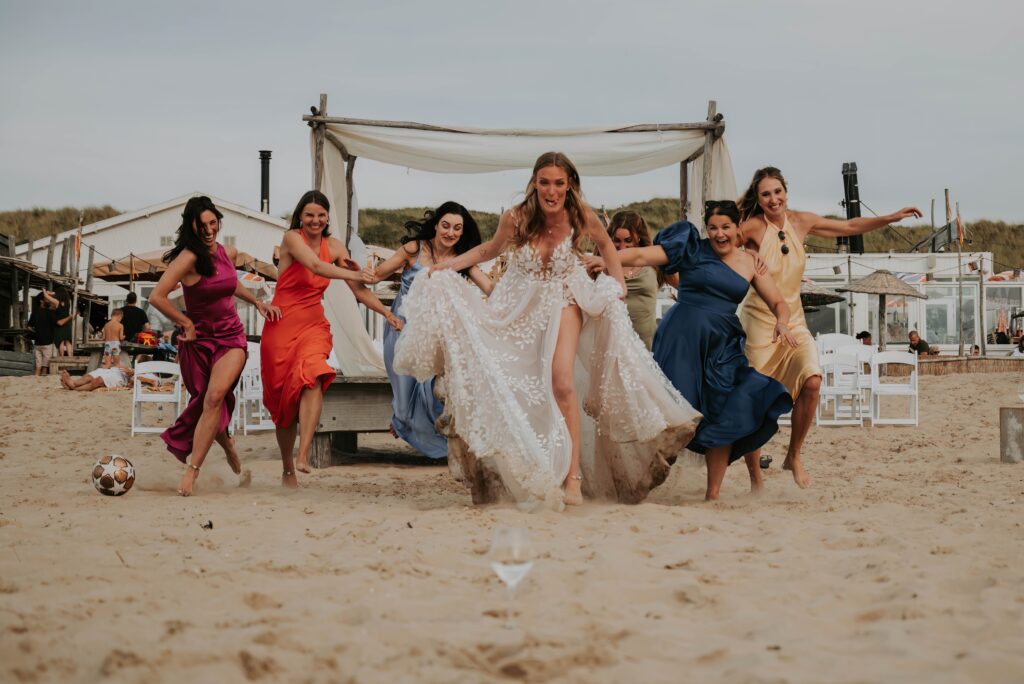 Umarmung des Brautpaars mit Gästen – echte Freude im Moment