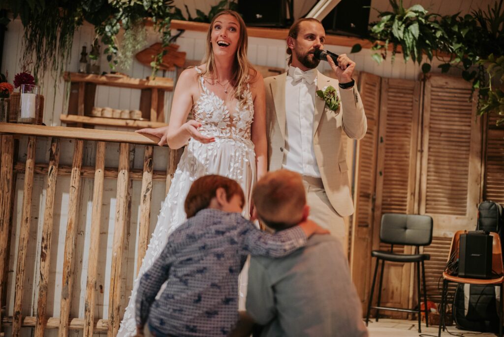 Brautpaar sitzt beim Dinner im in den Niederlanden, Kinder im Vordergrund