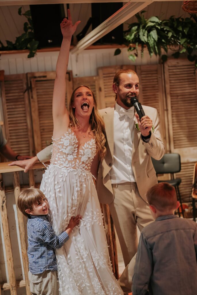 Rede am Abend – Gäste hören aufmerksam zu beim Dinner in Castricum