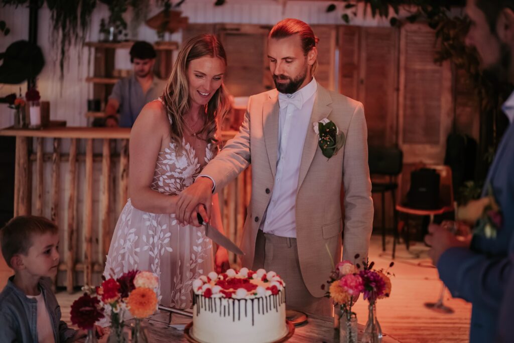 Brautpaar schneidet die Hochzeitstorte an beim Dinner in Castricum aan Zee