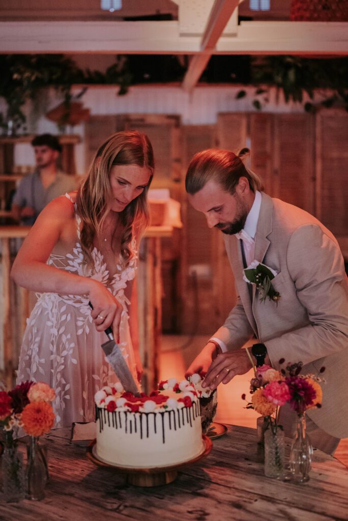 Brautpaar von vorne beim Dinner in Castricum – Familie im Vordergrund