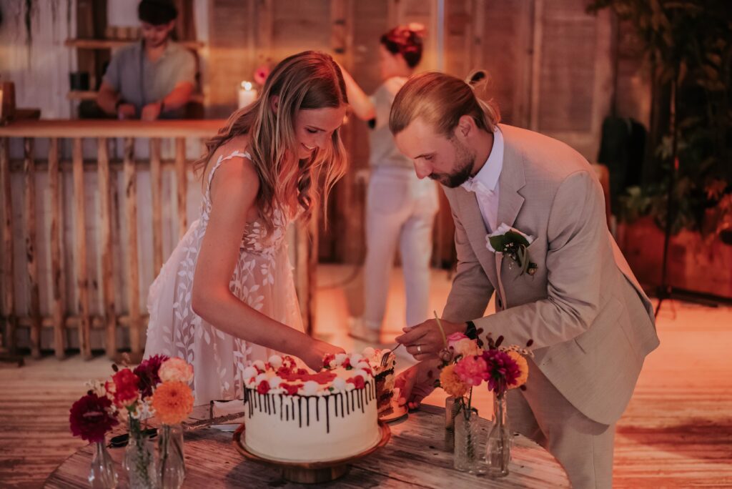 Hochzeitstorte anschneiden am Abend in Castricum aan Zee – Reportagemoment