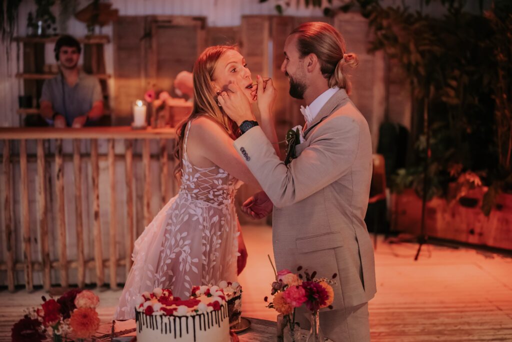 Kuchenanschnitt im Strandpaviljoen Deining – Lachen und Applaus