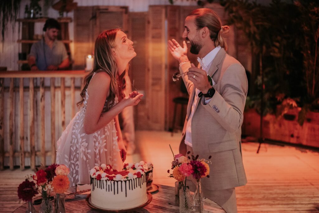 Dinner-Details am Abend – Gläser, Licht und Tischstimmung