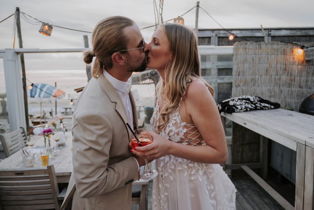 Strandhochzeit Castricum Foto und Video – Abendstimmung bei Dinner und Torte