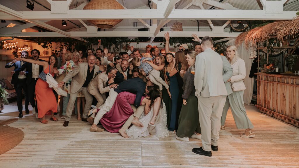 Brautpaar tanzt bei der Feier – echte Emotionen im Partylicht