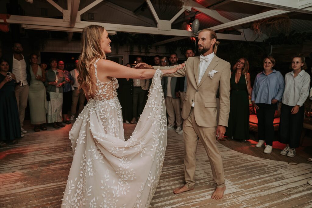 Brautpaar tanzt auf der Tanzfläche, Party am Abend im Strandpaviljoen Deining