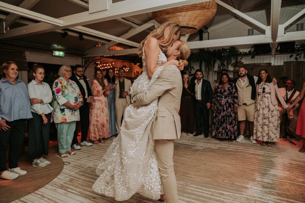 Hochzeitsparty in Castricum – Hände in der Luft, Stimmung auf dem Höhepunkt