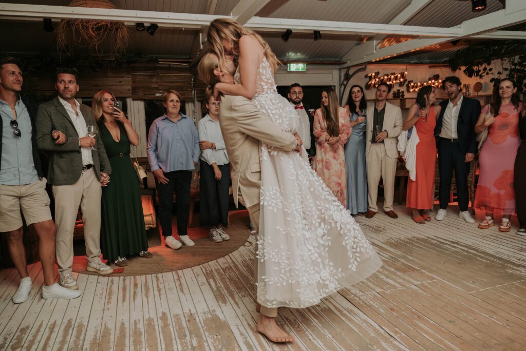 Close-up vom Brautpaar beim Tanzen, lachend und nah im Partylicht