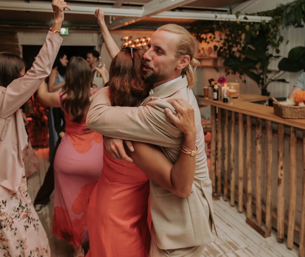 Close-up beim Tanzen – Lächeln, Nähe und Party-Vibes