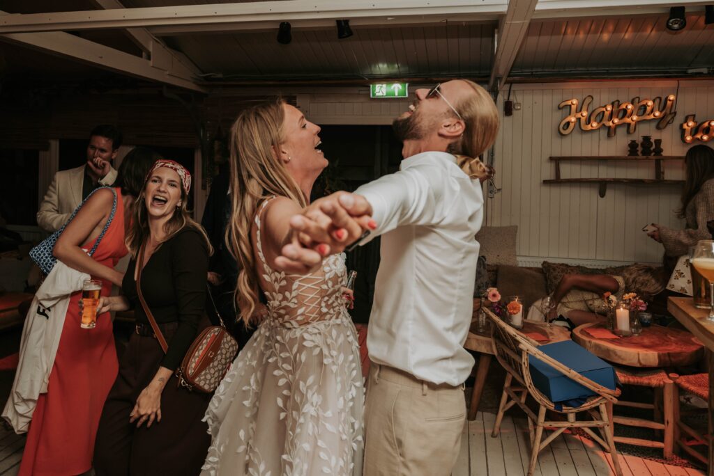 Ausgelassen feiern am Abend – Strandhochzeit Castricum Foto und Video