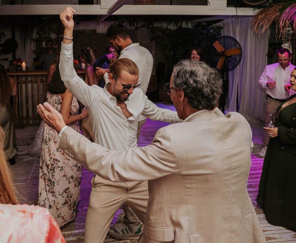 Bräutigam feiert ausgelassen auf der Tanzfläche, Stimmung bei der Hochzeitsparty