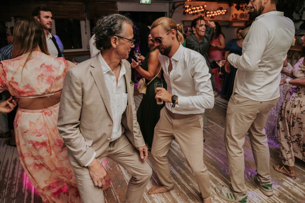 Bräutigam feiert ausgelassen – Reportagemoment auf der Tanzfläche