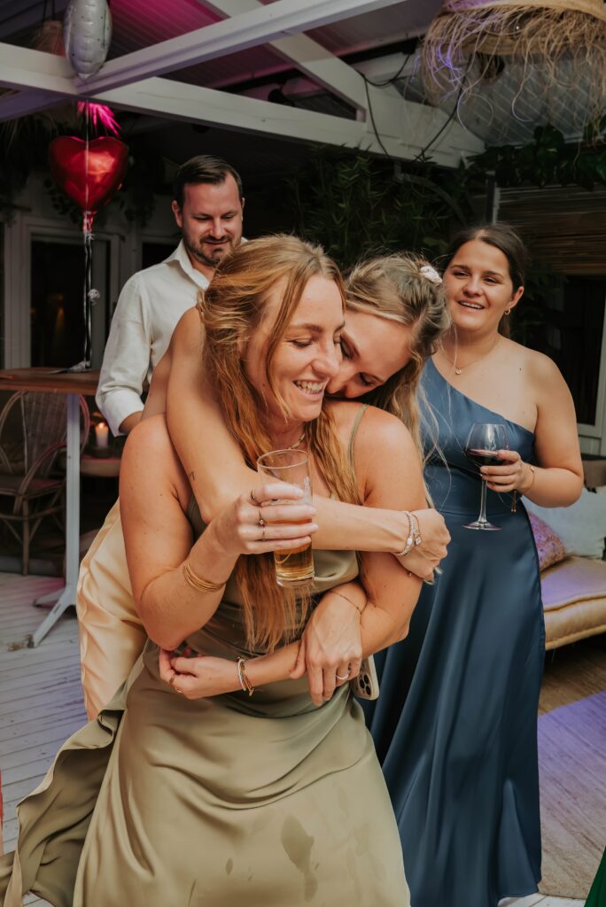 Gäste tanzen eng umarmt – emotionale Feier am Abend