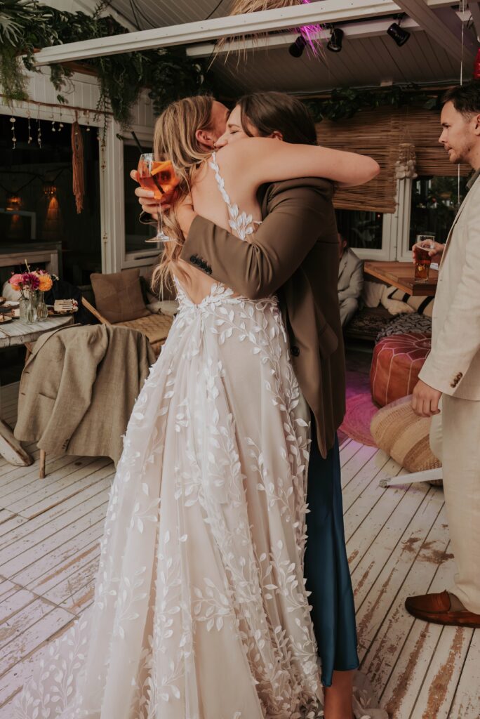 Braut feiert ausgelassen – Tanzen und Lachen im Partylicht