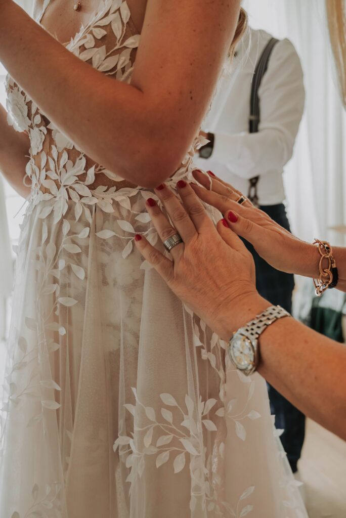 Getting Ready – Kleid anziehen und letzte Handgriffe