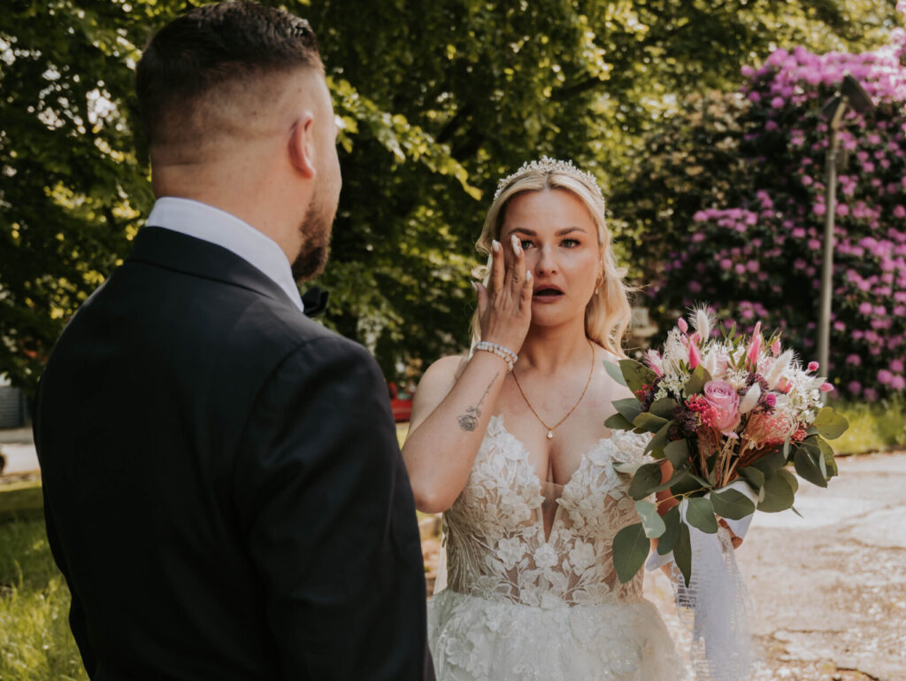 Emotionale Begegnung beim First Look von Laura und David in Essen