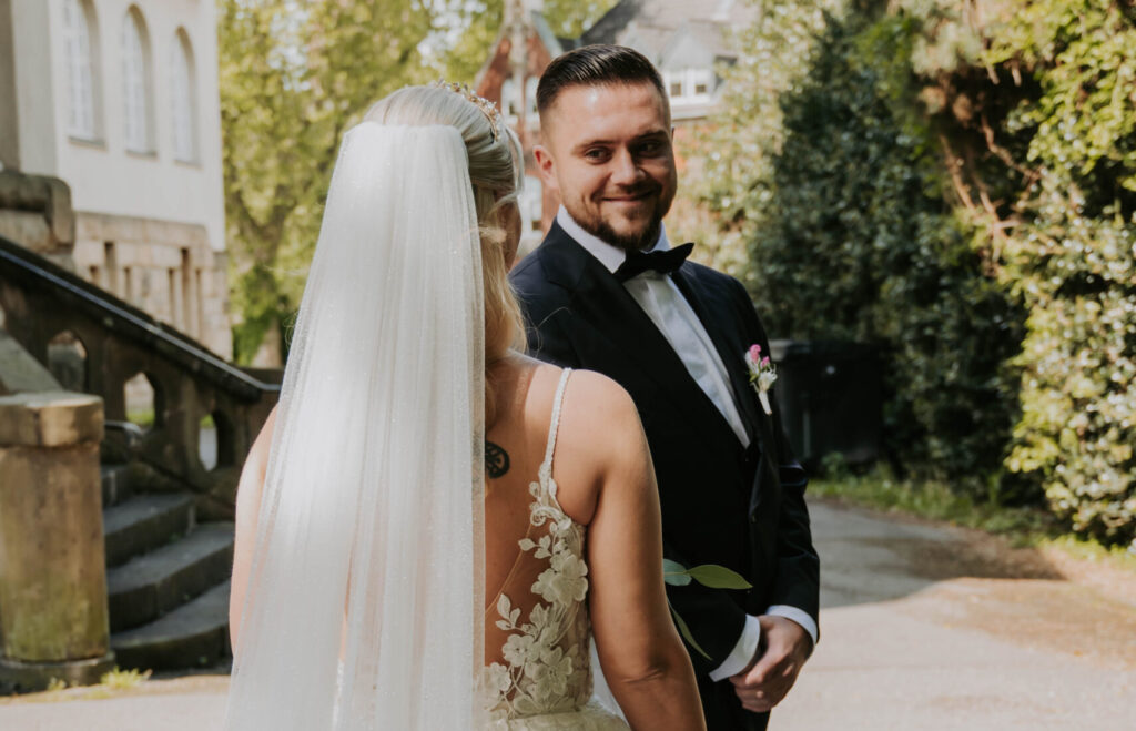 First Look von Laura und David vor der Hochzeit in Essen