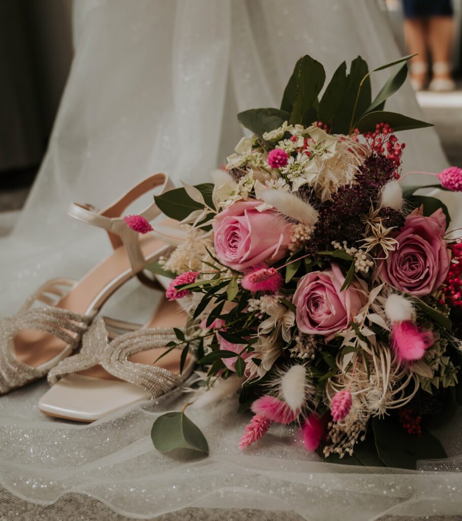 Brautstrauß und Getting-Ready-Details vor der Hochzeit in Essen
