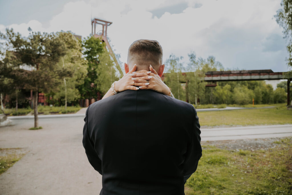 Braut beim Paarshooting an der Zeche Zollverein in Essen mit Bräutigam im Vordergrund