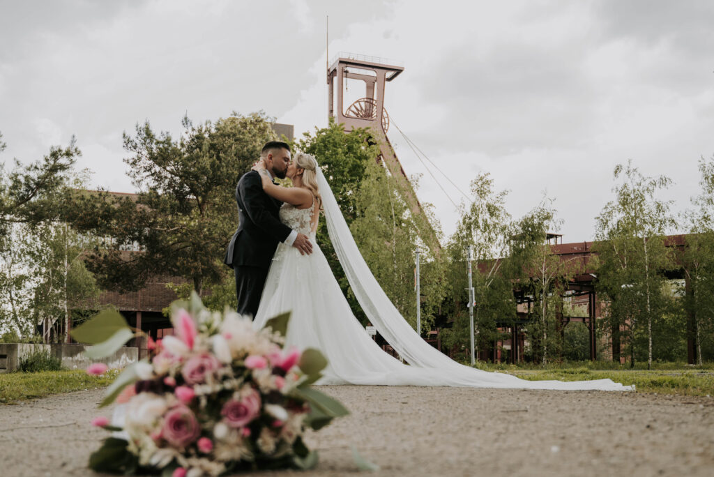 Laura und David beim Paarshooting mit Zechenturm im Hintergrund in Essen