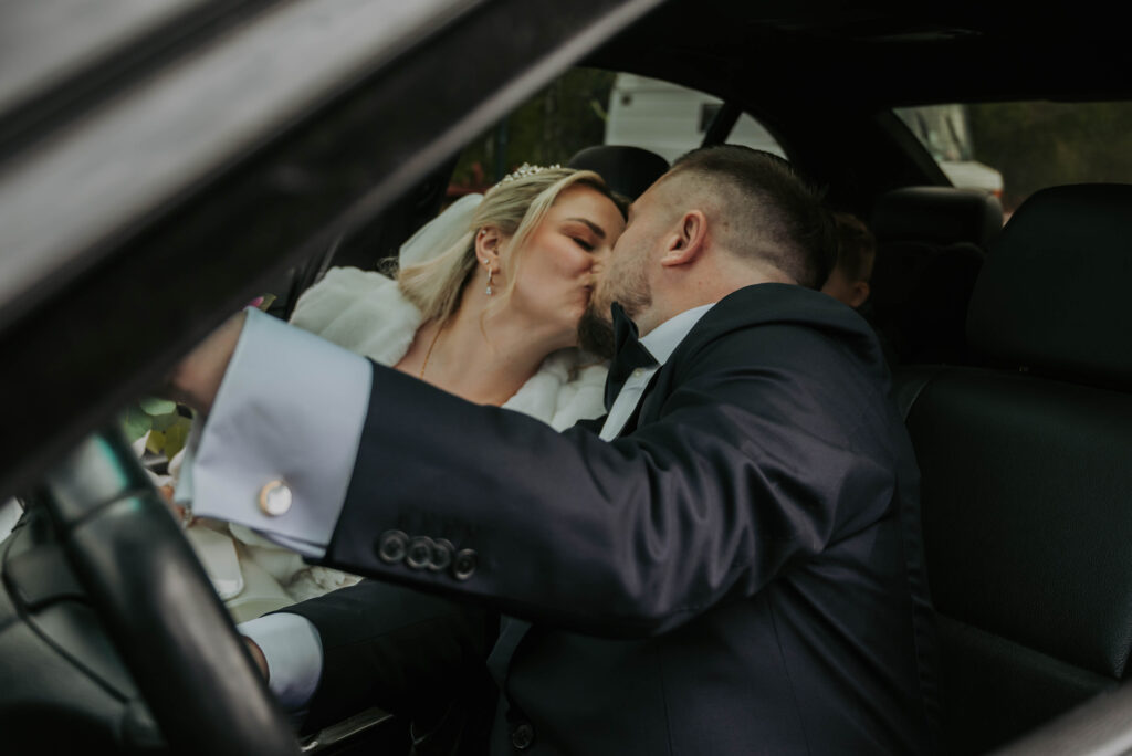 Laura und David küssen sich im Auto nach der standesamtlichen Trauung in Essen