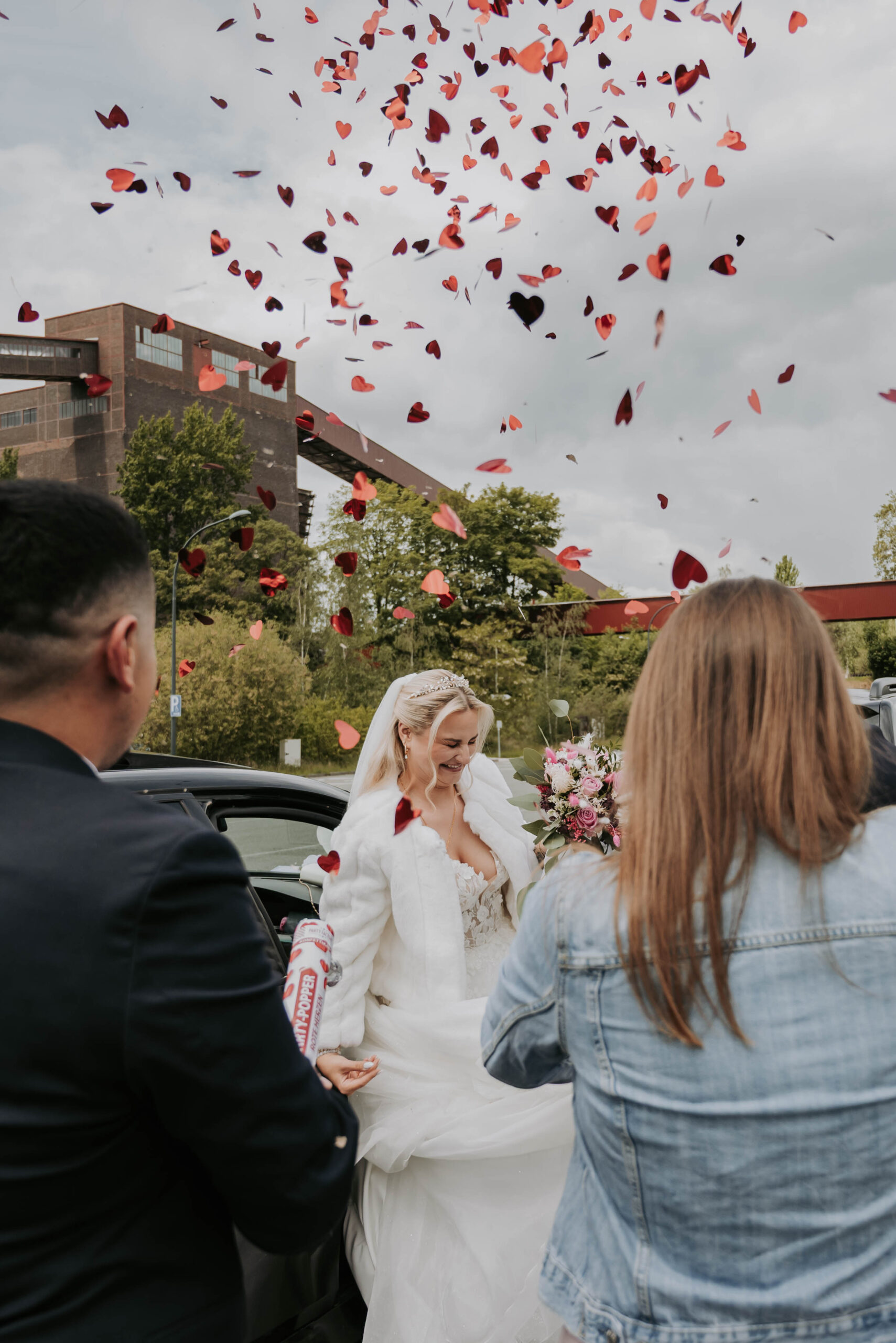 Konfetti und Blüten beim Auszug nach der standesamtlichen Hochzeit in Essen
