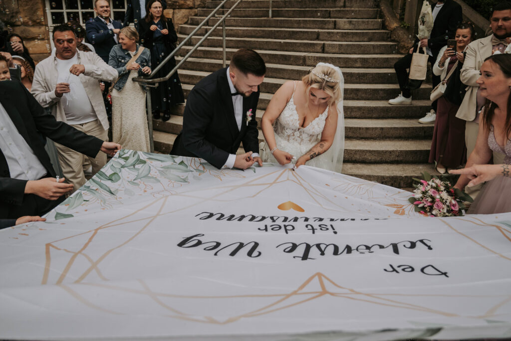 Laura und David vor dem Rathaus Essen-Kray nach der standesamtlichen Trauung