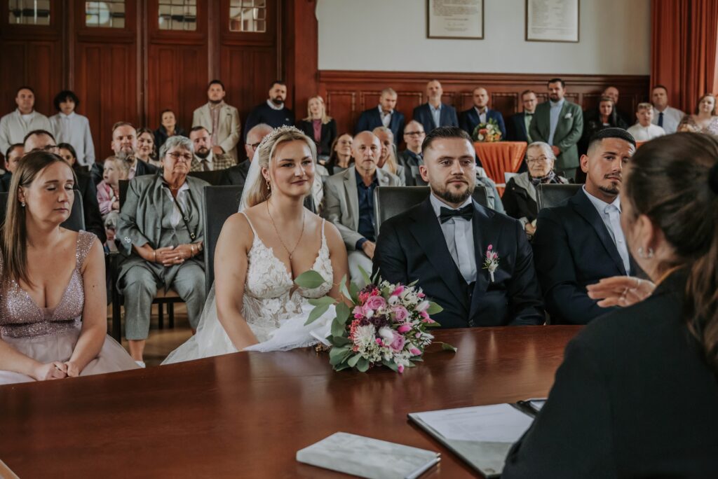 Laura und David während der standesamtlichen Trauung im Rathaus Essen-Kray