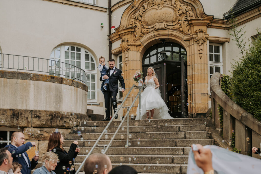 Laura und David vor dem Rathaus Essen-Kray nach der standesamtlichen Trauung