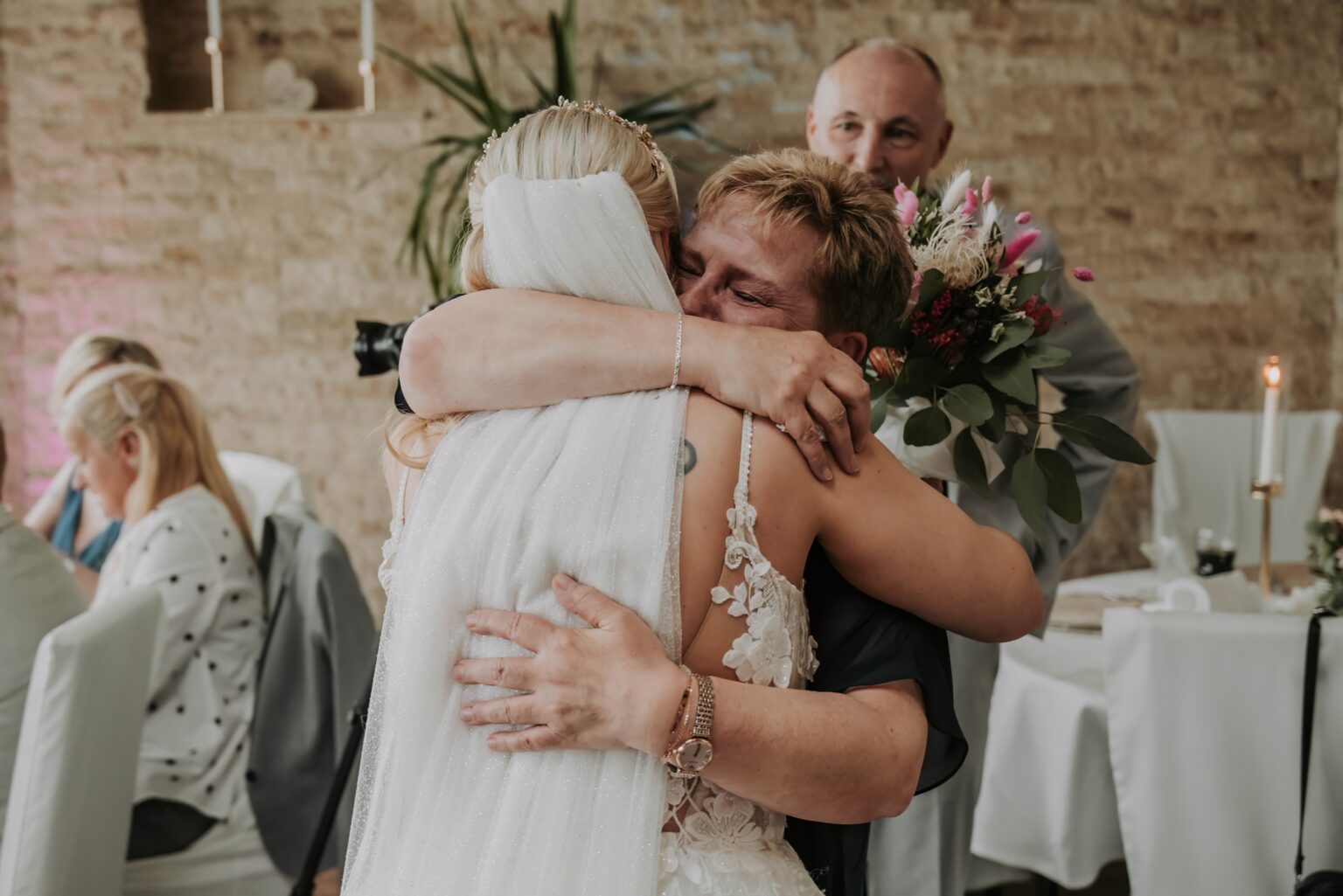 Emotionale Umarmung bei der Hochzeitsfeier in der Villa Vue Essen