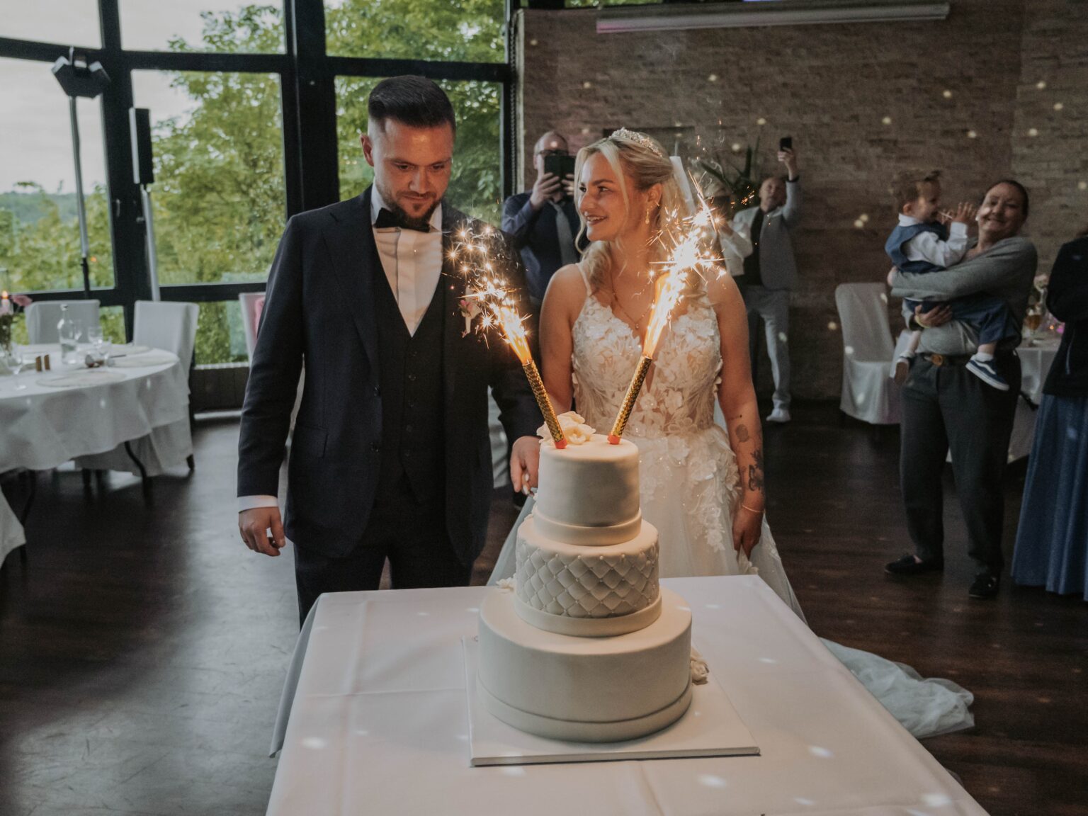 Laura und David kommen zur Feier in der Villa Vue Essen an