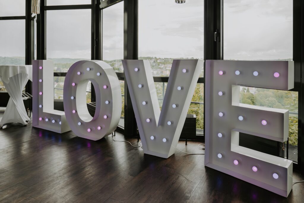 LOVE-Schriftzug als Dekoration bei der Hochzeit in der Villa Vue Essen