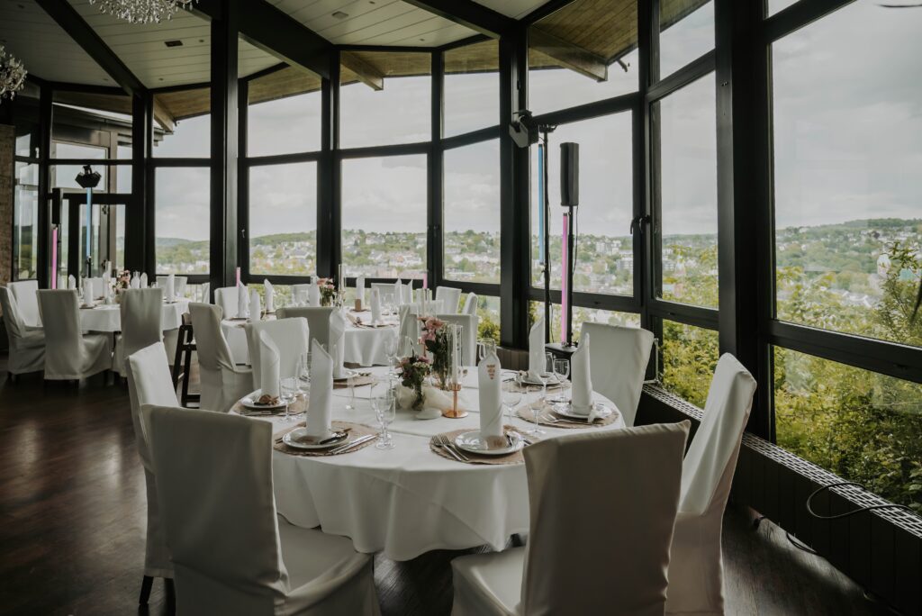 Innenraum der Villa Vue Essen mit gedeckten Tischen für die Hochzeitsfeier