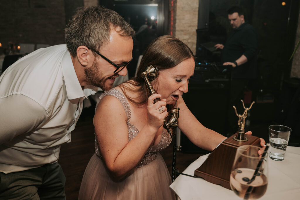 Braut genießt einen Snack am Abend während der Hochzeitsparty