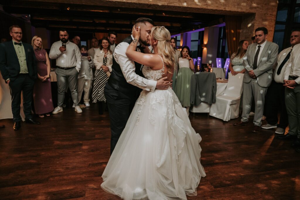 Laura und David tanzen bei ihrer Hochzeitsparty in der Villa Vue Essen