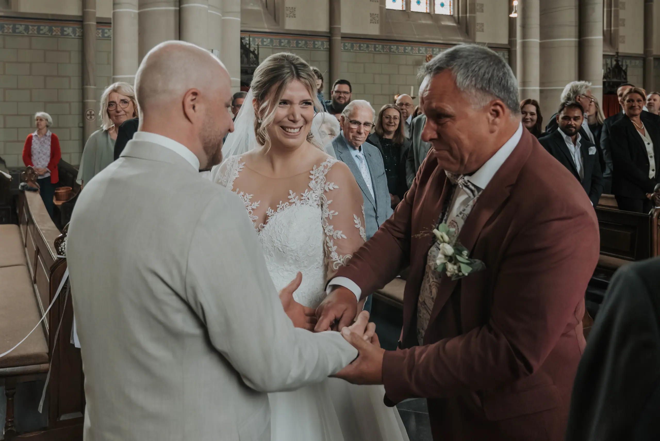 Marinas Vater übergibt sie während der kirchlichen Trauung an Dennis