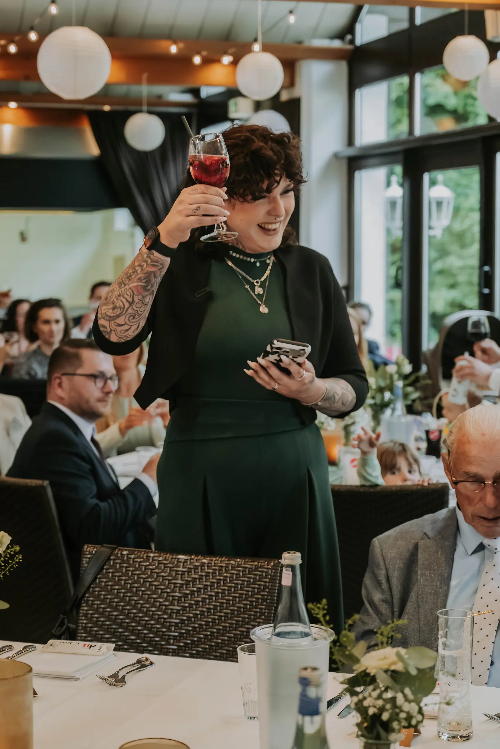 Marinas Trauzeugin hält eine emotionale Rede bei der Hochzeit