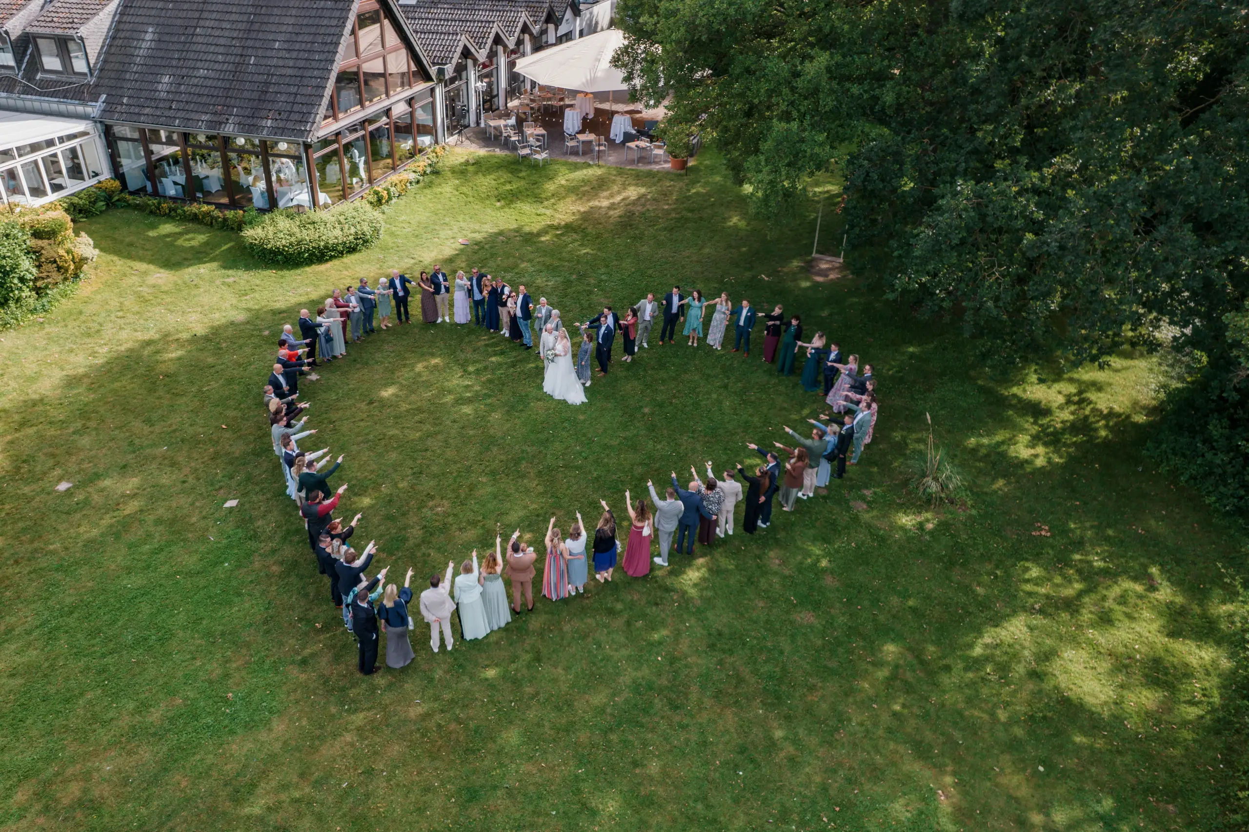 Drohnenaufnahme des Hotel-Restaurants am Krickenbecker See