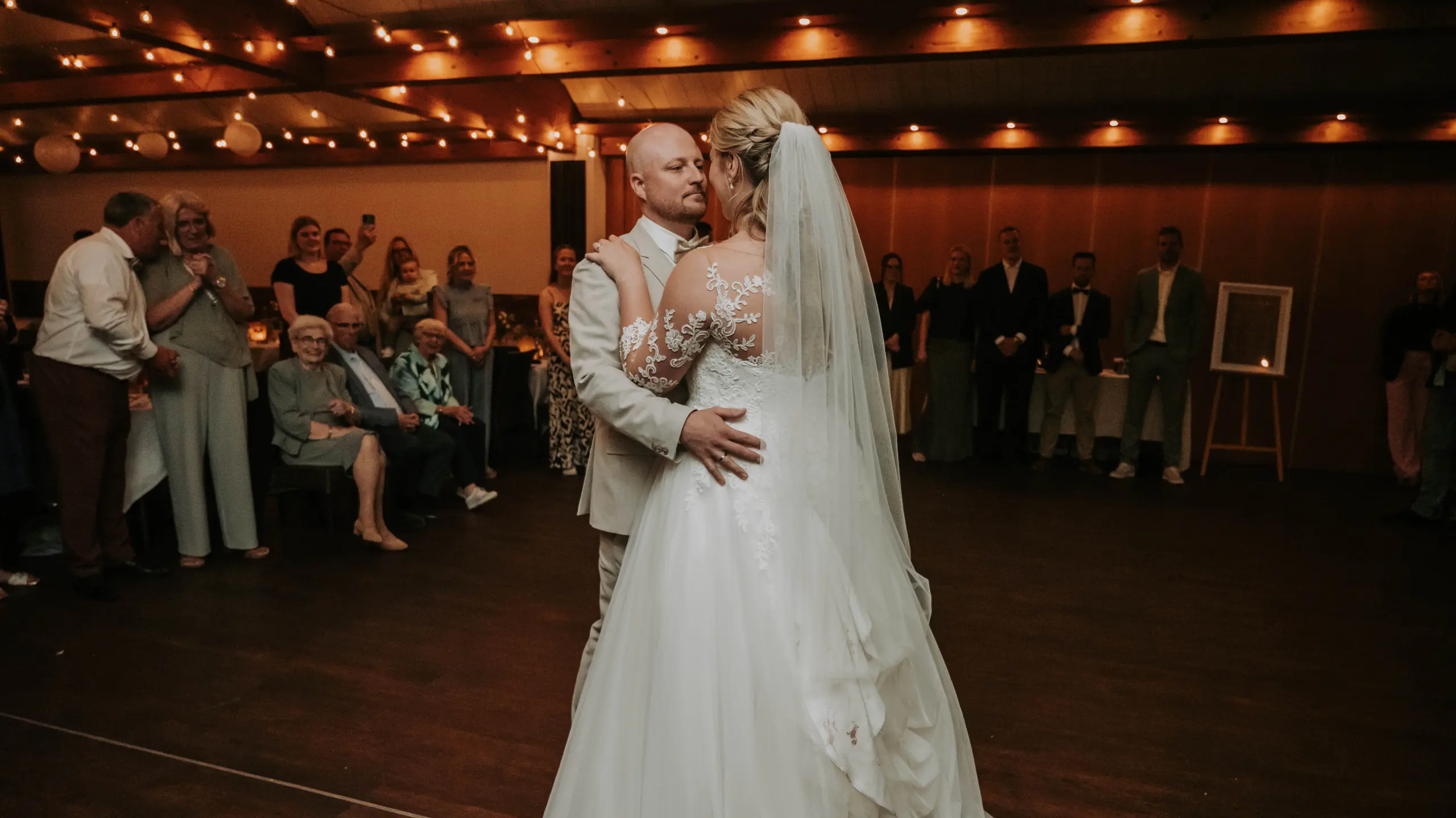 Marina und Dennis tanzen umgeben von ihren Hochzeitsgästen