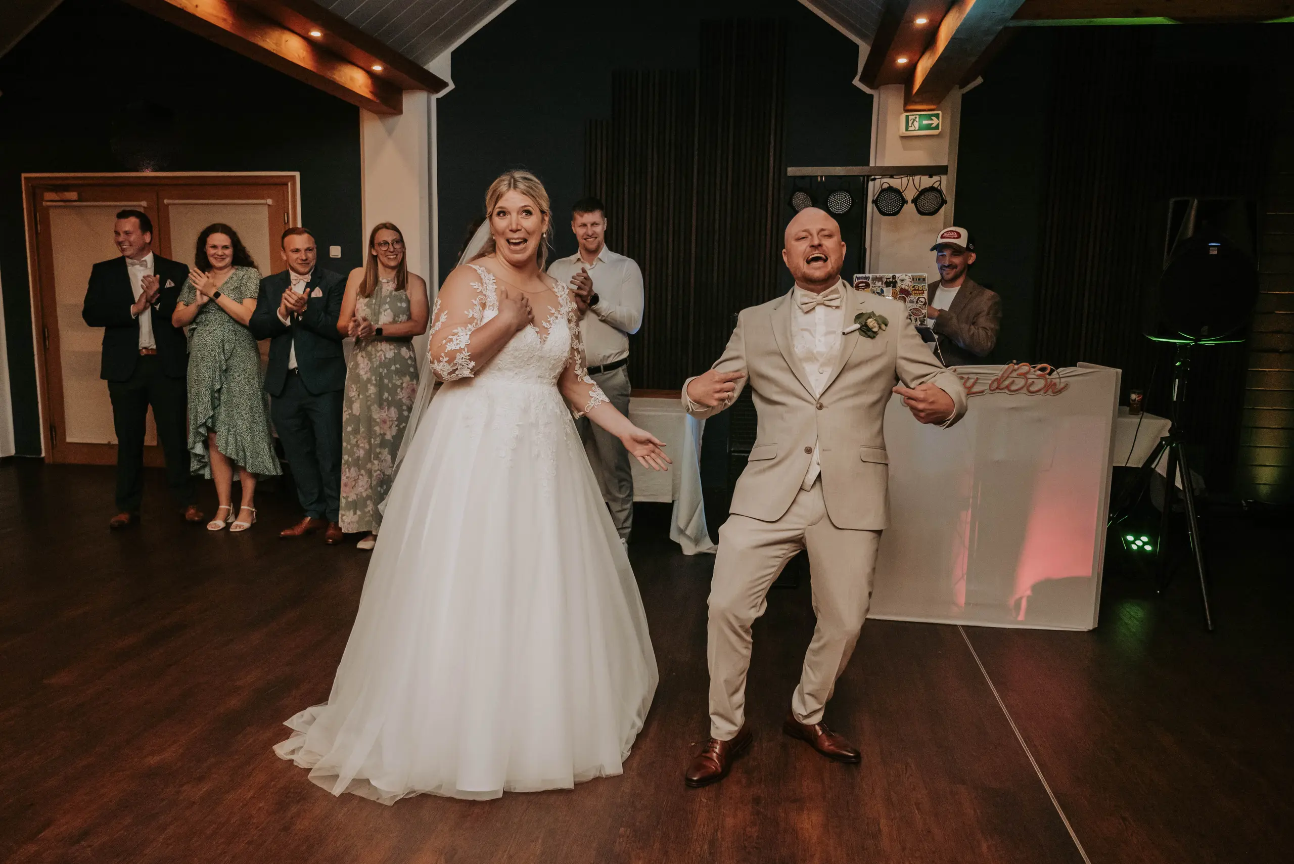 Marina und Dennis eröffnen ihren Hochzeitstanz mit einem humorvollen Auftritt