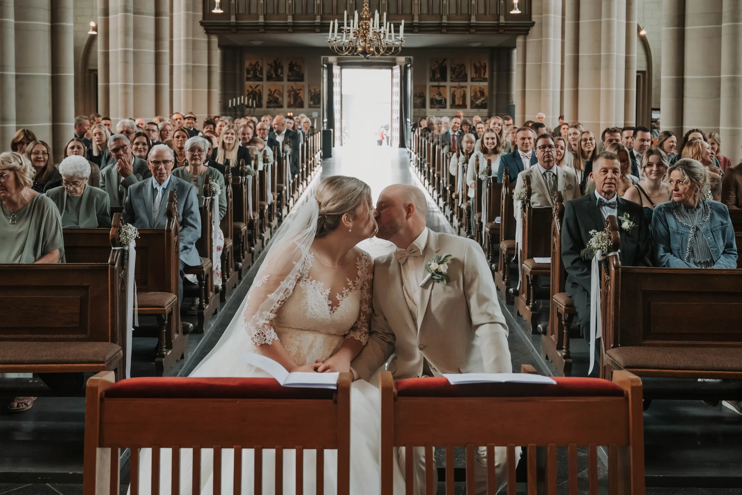 Marina und Dennis küssen sich während ihrer Trauung in St. Clemens