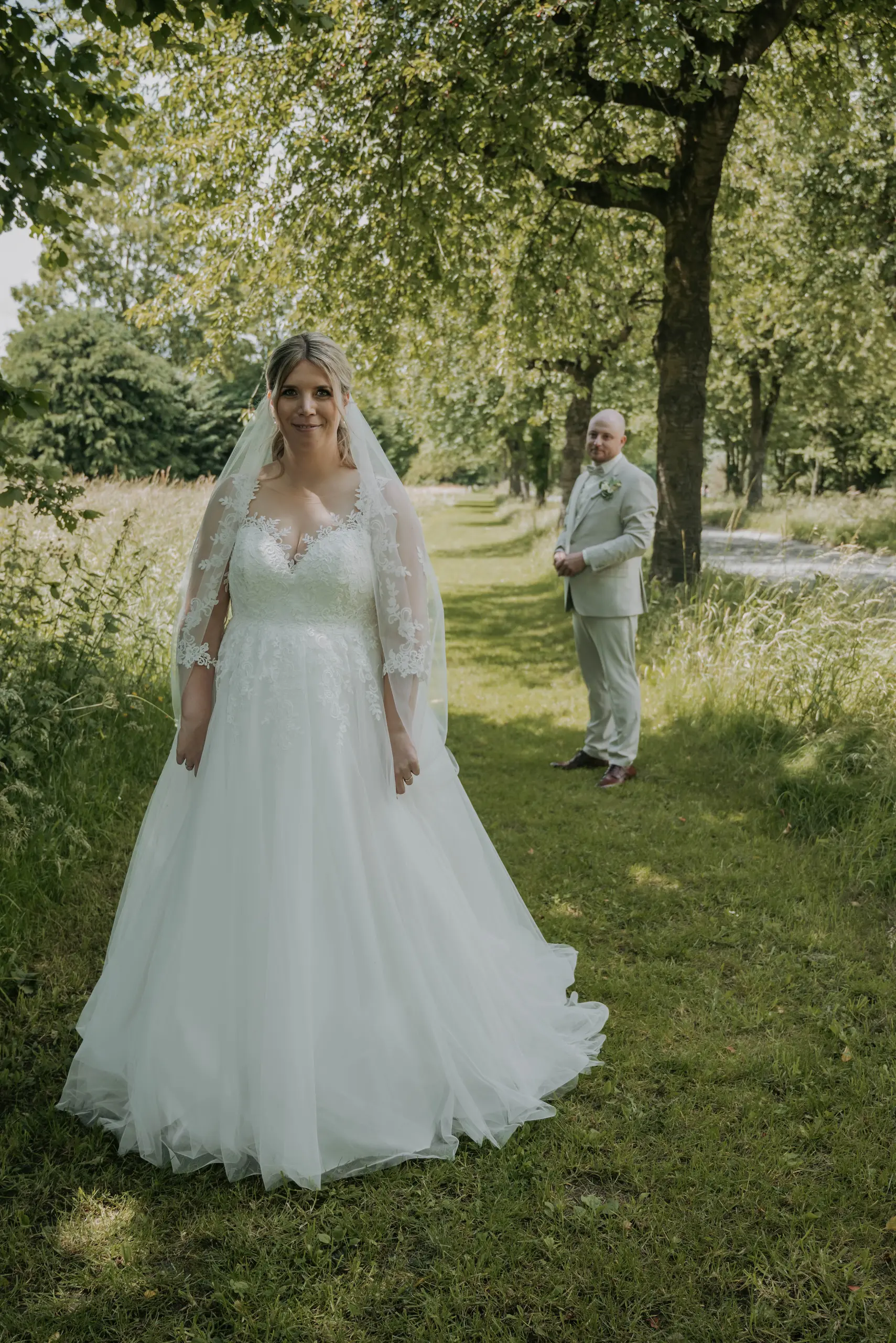 Marina und Dennis küssen sich vor ihrem gelben Mercedes-Oldtimer