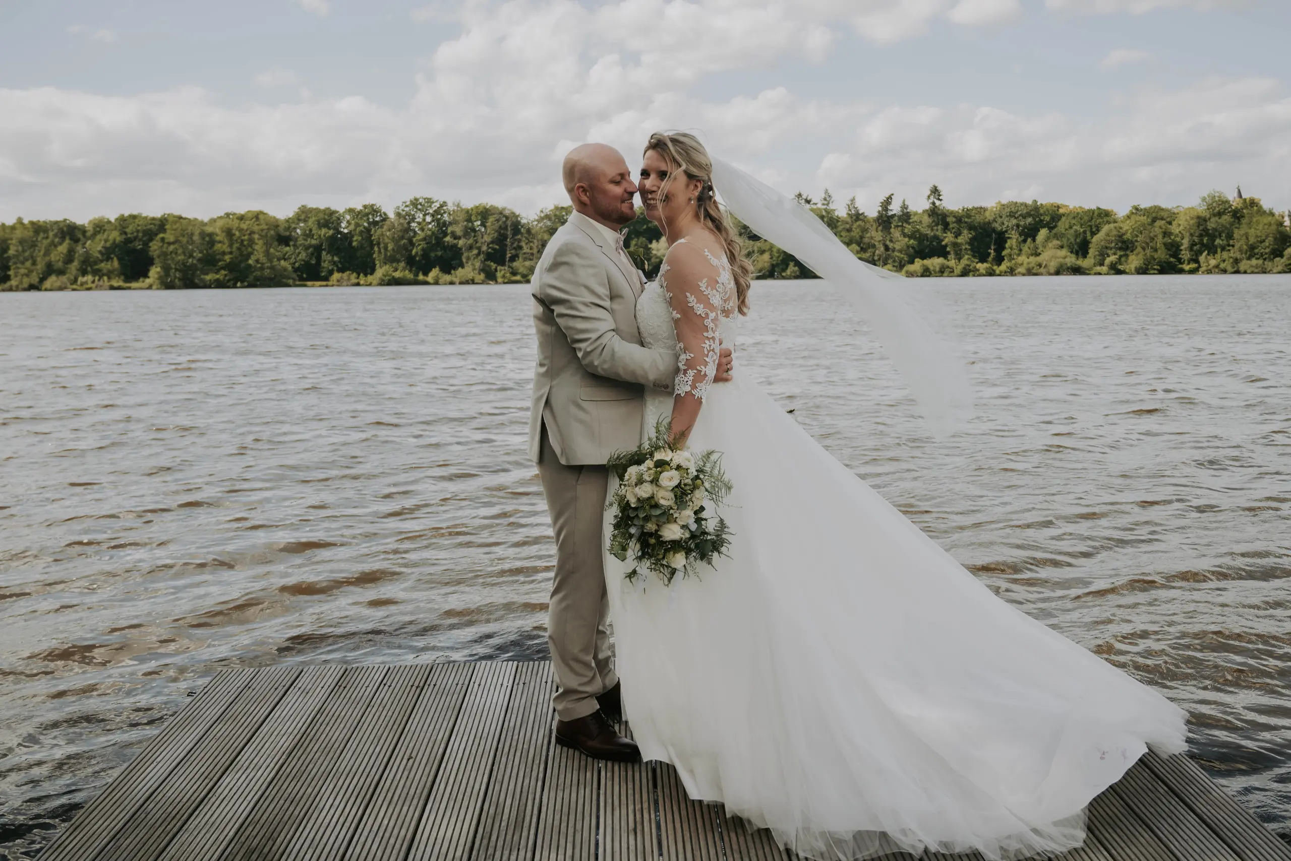 Marina und Dennis stehen gemeinsam auf dem Steg am Krickenbecker See