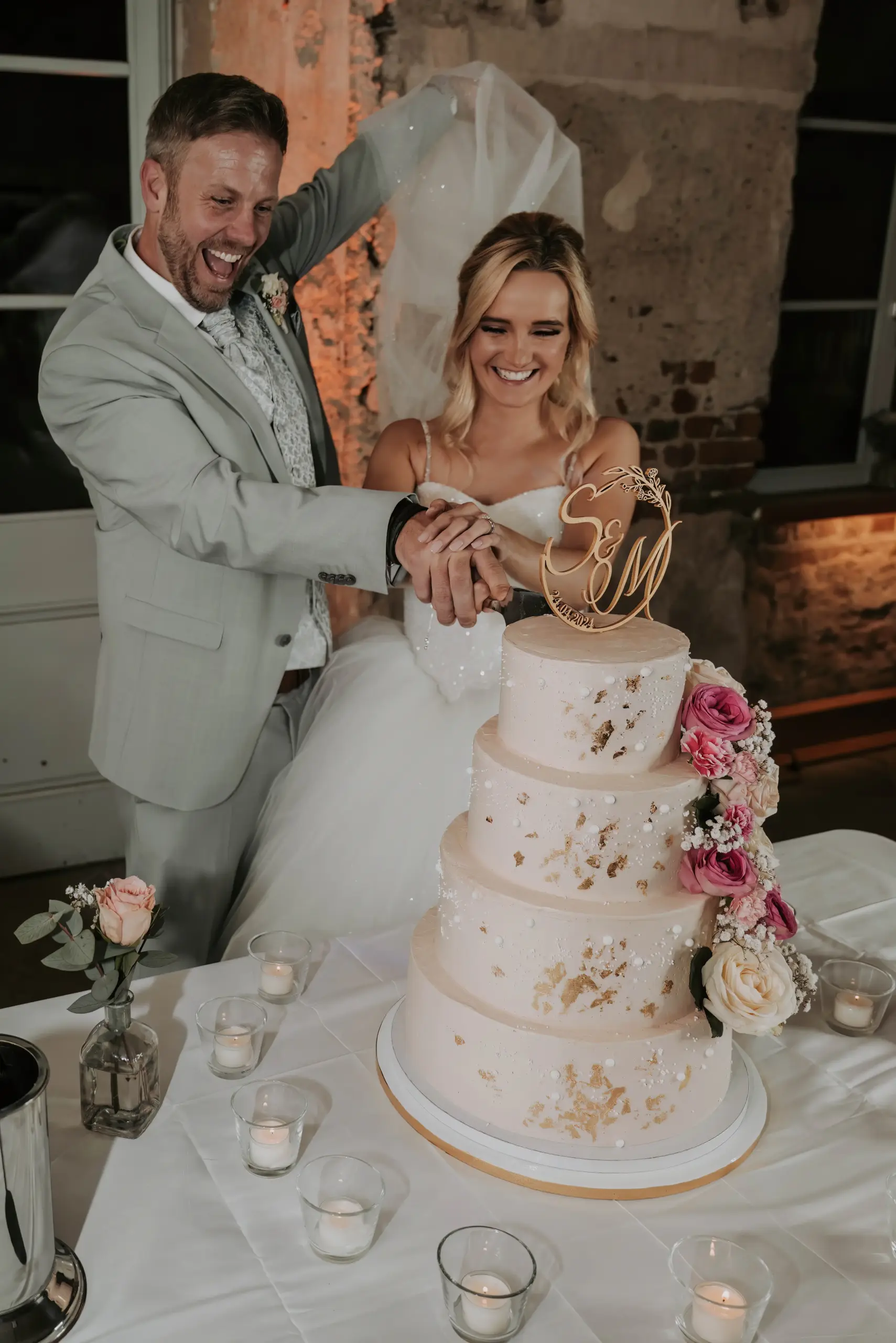 Selina und Marc Philip schneiden gemeinsam ihre Hochzeitstorte an