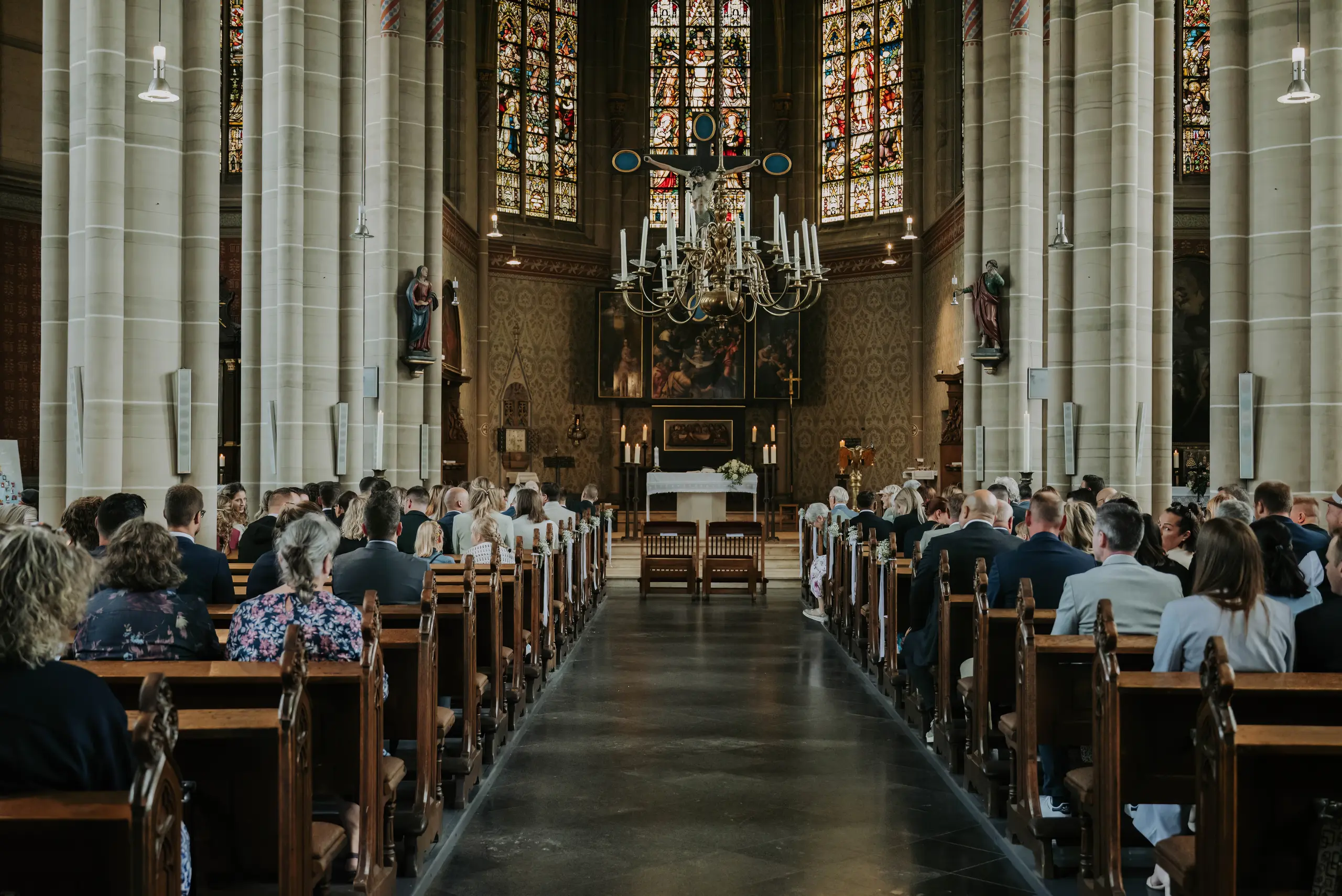 Blick durch das Kirchenschiff während der Hochzeit in St. Clemens
