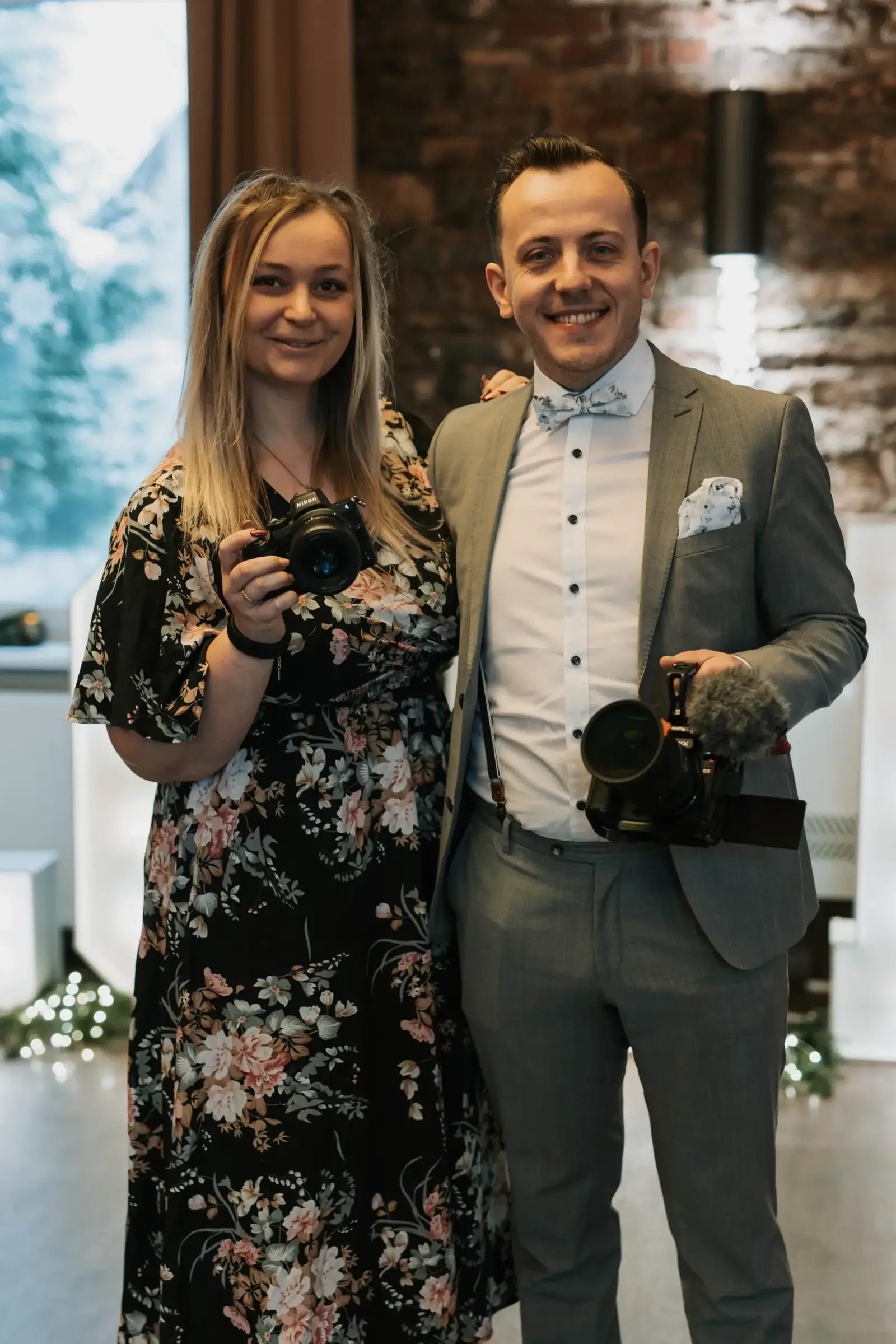 Nathalie und Christian von Bou Moments mit Foto- und Videokameras.