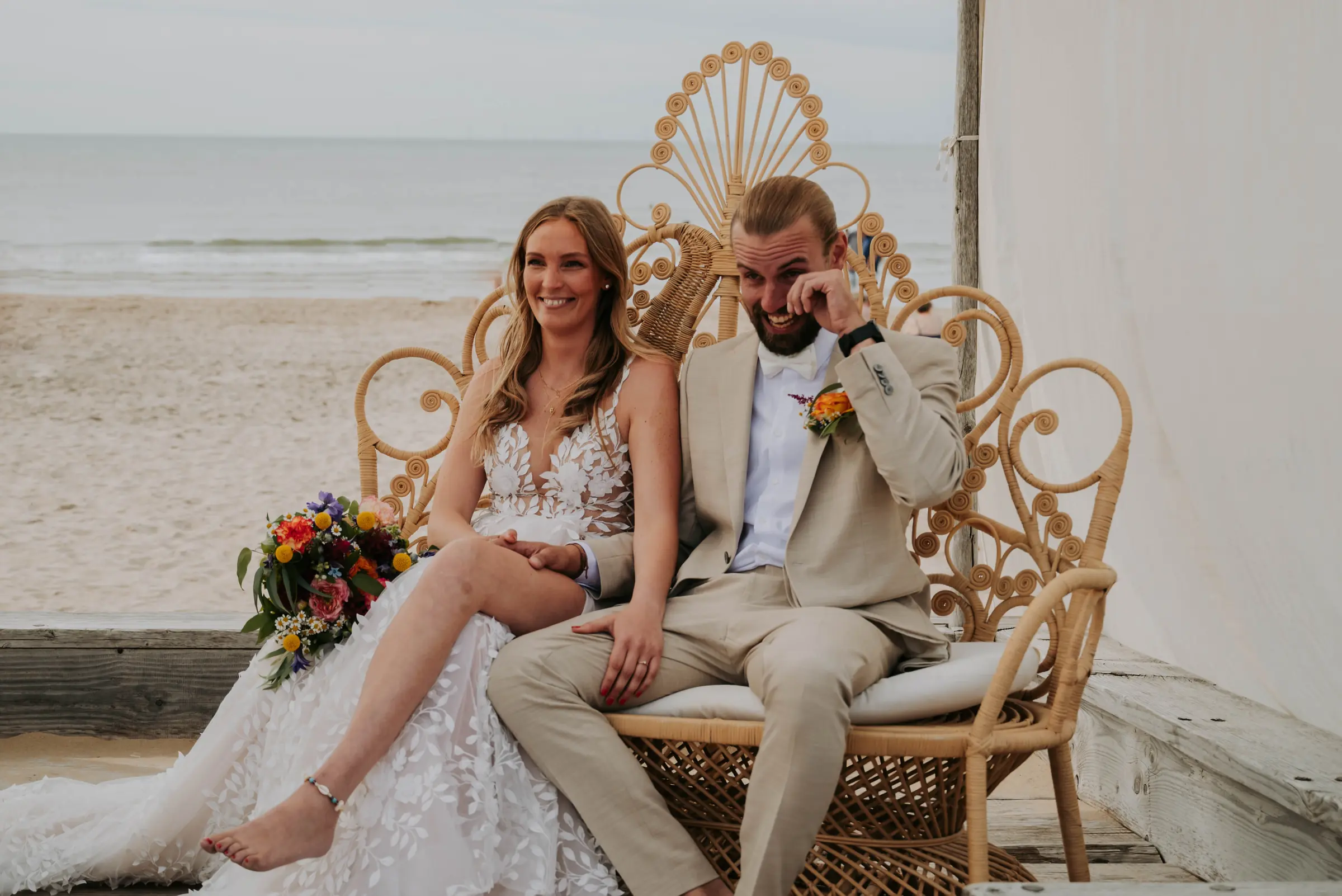 Luca und Tim während ihrer freien Trauung am Strand von Castricum