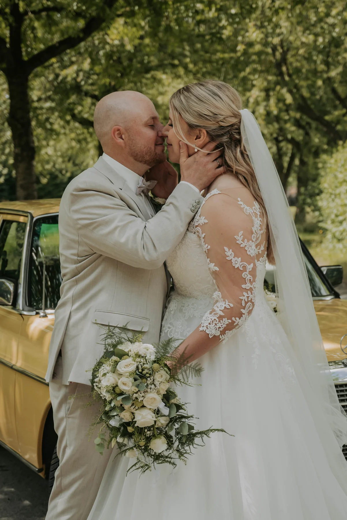 Marina und Dennis küssen sich bei ihrer Hochzeit am Krickenbecker See.